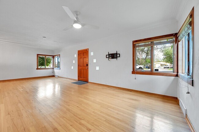 Building Photo - 3 bedroon 1.5 bath home with amazing yard ...