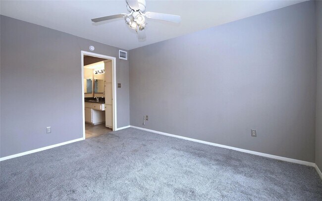 Building Photo - 2626 Holly Hall St