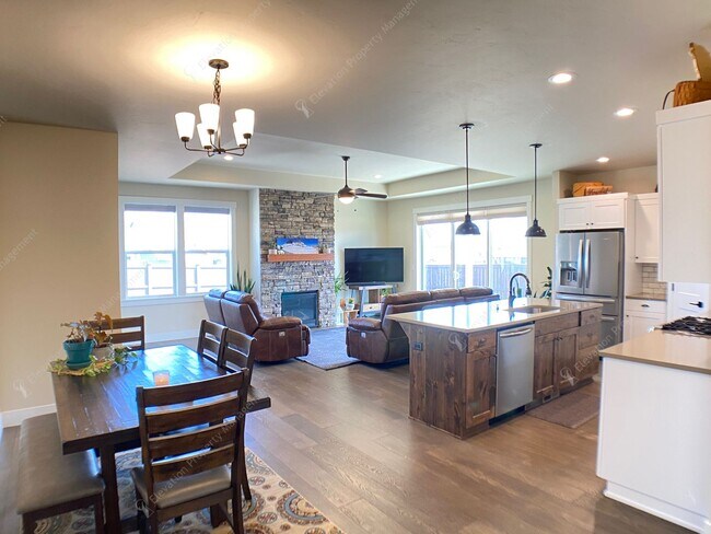 Building Photo - **Unfurnished** Single-level 3 BR-2BA  Home with Mountain Views