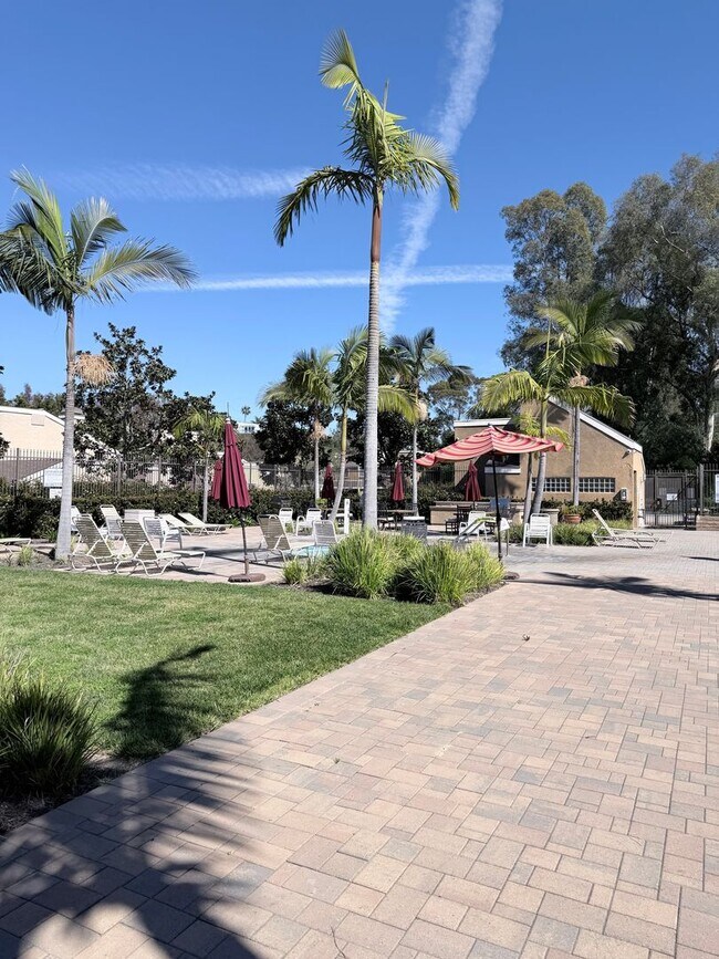 Building Photo - Exclusive Newport Terrace Condos - Trails to the Beach!