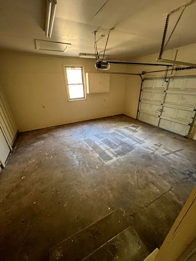 Building Photo - 3 bed 1 Bath 1 Car Garage Home in Nice Nei...