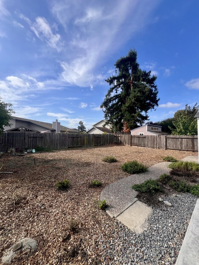 Building Photo - 1569 Golf Course Dr