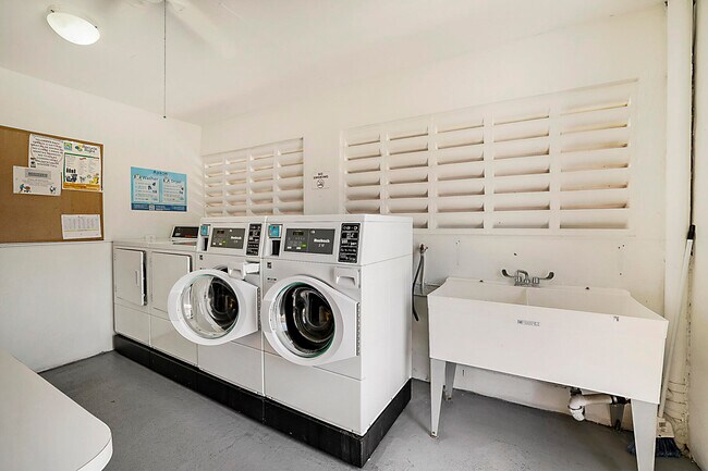 Building Photo - 2703 Dudley Dr W