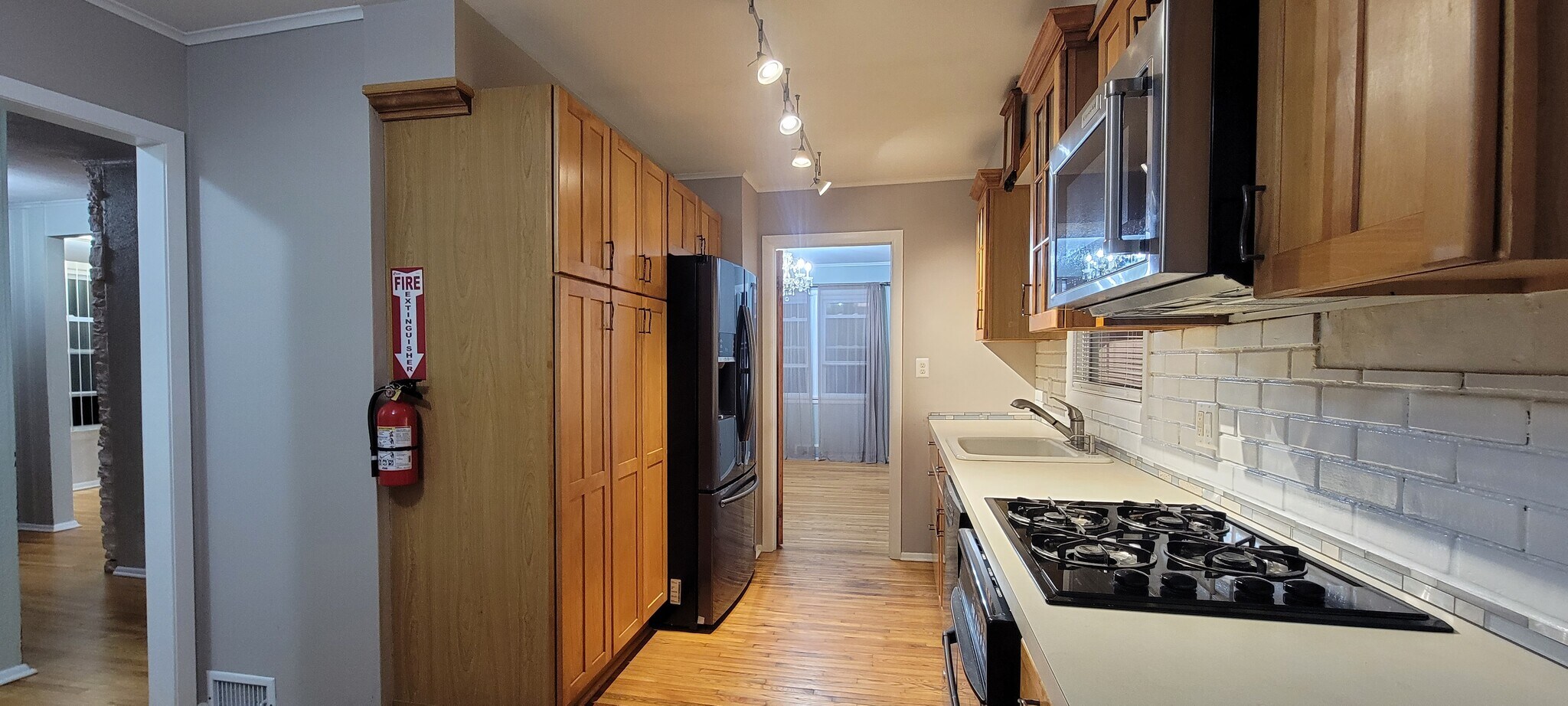 Beautiful new convection oven, beautiful new refrigerator and other appliances beautiful hardwood fl - 155 Atlantic Ave