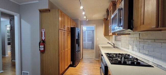 Beautiful new convection oven, beautiful new refrigerator and other appliances beautiful hardwood fl - 155 Atlantic Ave