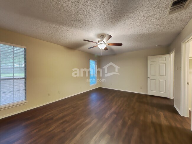 Building Photo - 874 Garden Cir