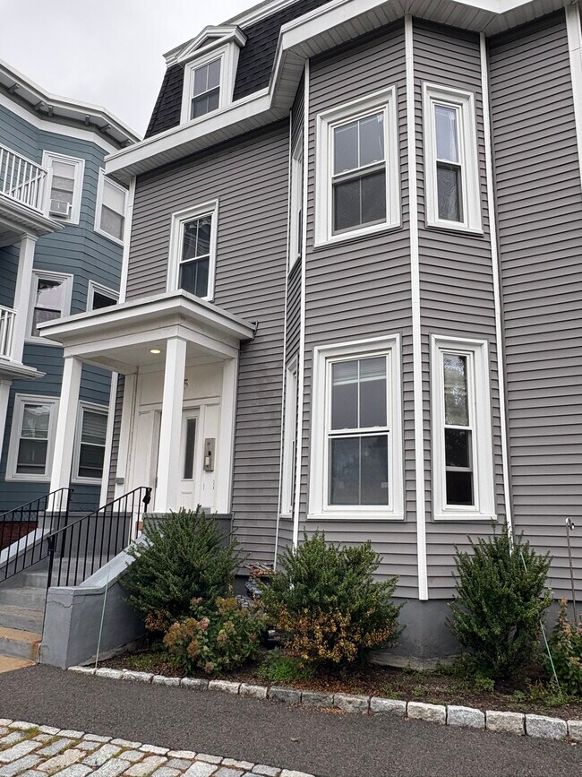 Building Photo - 755 Somerville Ave