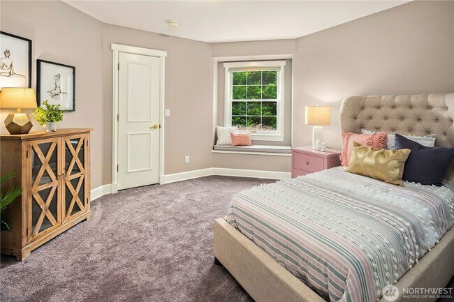 Building Photo - Beautiful Bellevue home with a View!