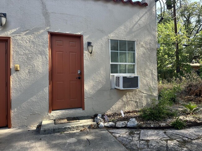 Building Photo - 119 E Ridgewood Ct