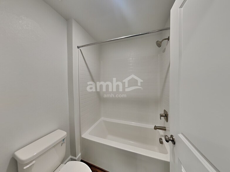 Building Photo - 8824 Tiger Tooth Ave