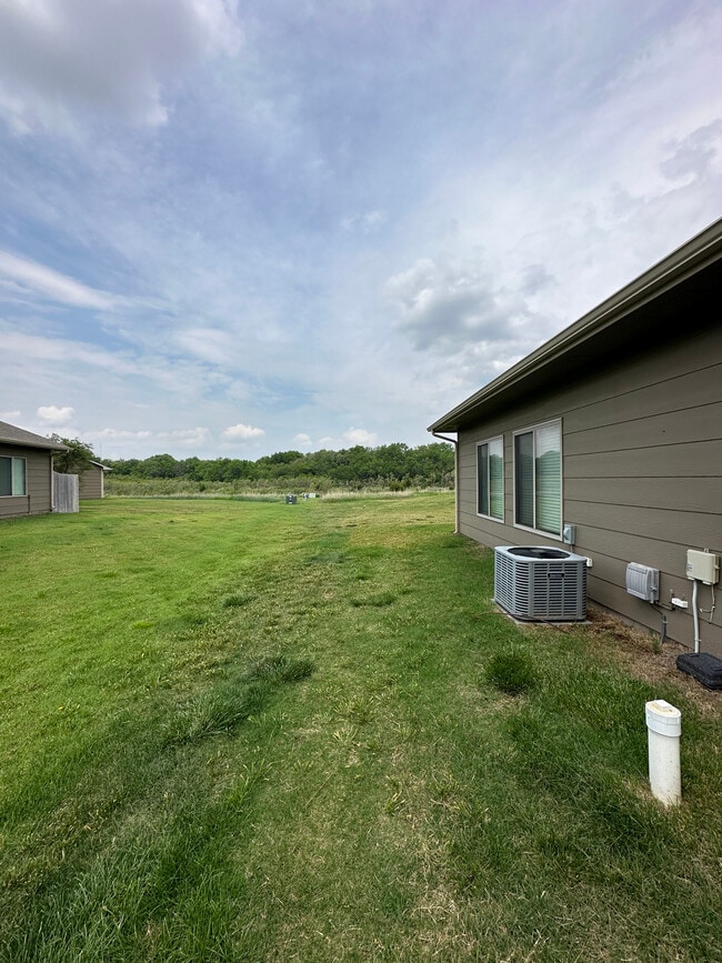 Building Photo - 4801 N Hillside Ct