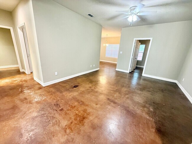 Building Photo - Elegant 4-bed/2-bath plus Garage!