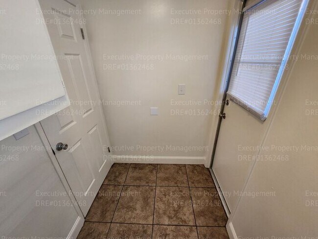 Building Photo - 3 bedroom/ 2 bathroom home located near th...