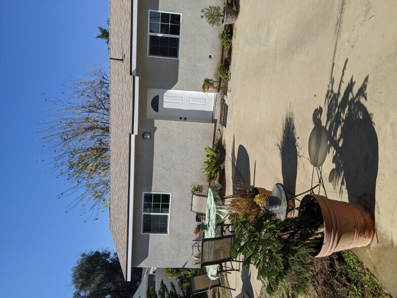 Building Photo - 15043 Larkspur St