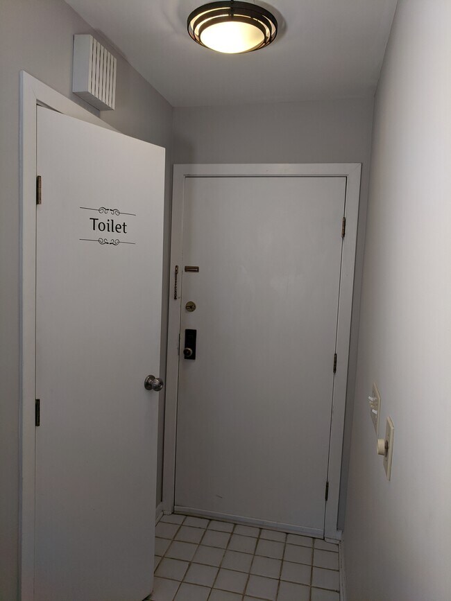 Entryway with half bath nearby - 3156 Bishop St
