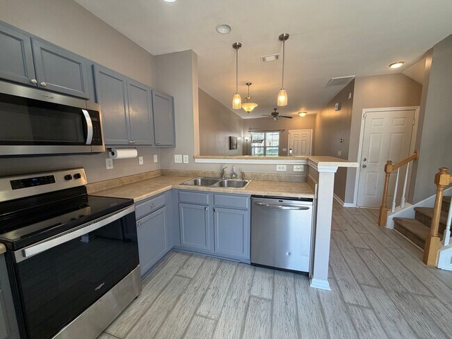 Building Photo - 422 Delta Dr