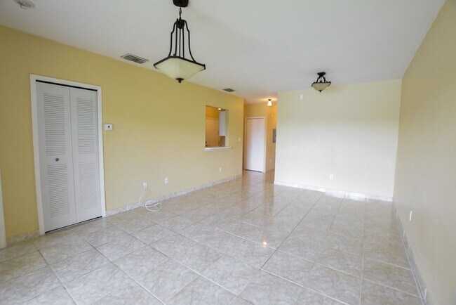 Building Photo - 3 br, 2 bath House - 522 Villa Del Sol Cir...