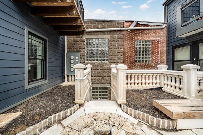 Building Photo - 235 E Market St