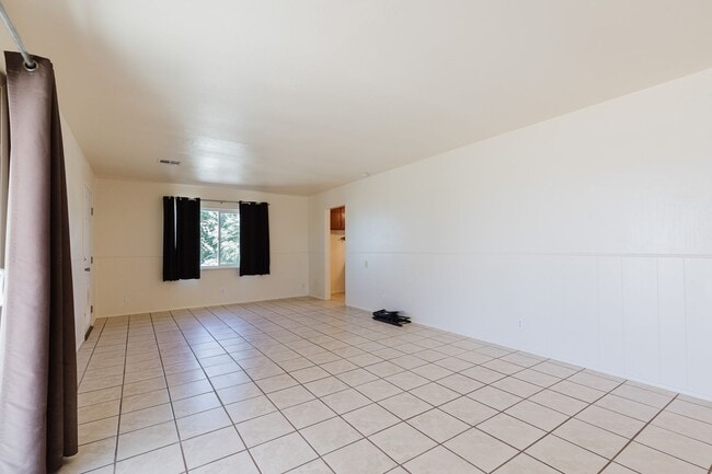 Building Photo - 3 Bedroom 2 Bathroom