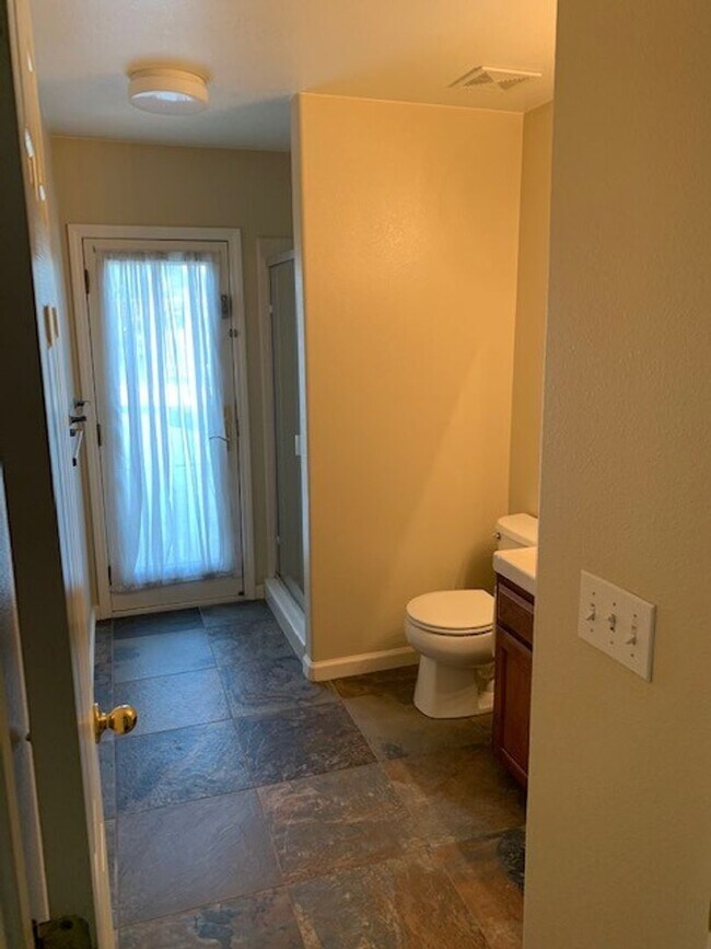 Building Photo - 5 Bedroom 3 Bath Home Available NOW!