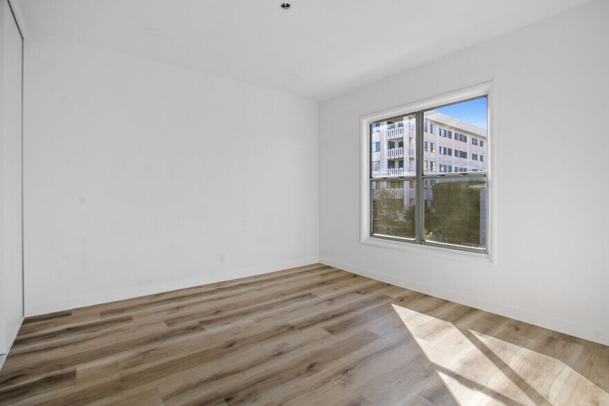 Building Photo - 300 California Ave