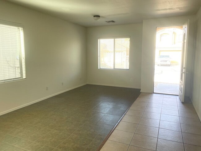 Building Photo - SPACIOUS 4 BEDROOM, 2 BATH SPLIT FLOOR PLAN