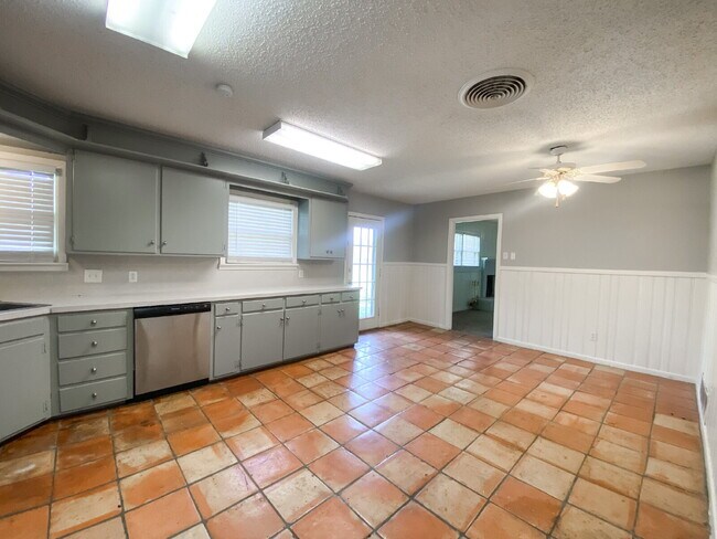 Building Photo - Charming 3-Bedroom Home with Cozy Fireplace