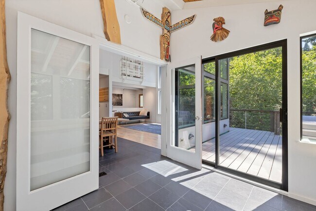 Building Photo - Great modern home located on Mercer Island