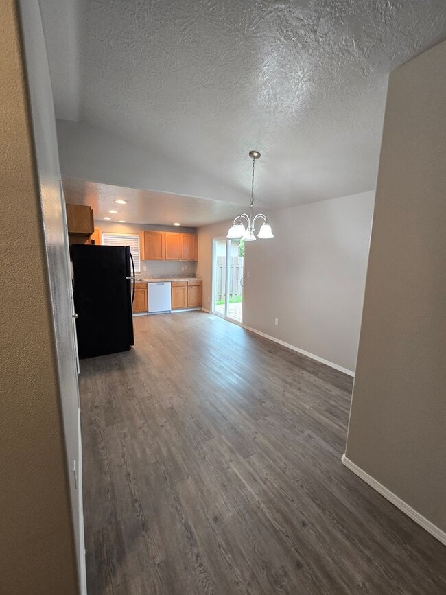 Building Photo - Pet Friendly, Single Level 3bed : 2bath Ho...
