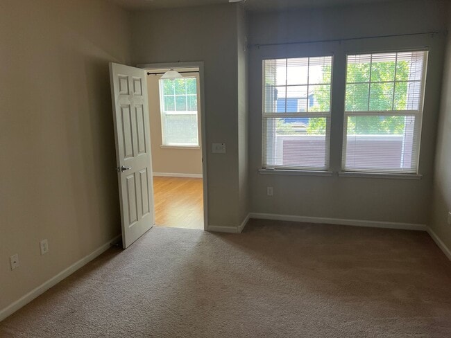 Building Photo - Fantastic 2 bedroom Condo Avail NOW
