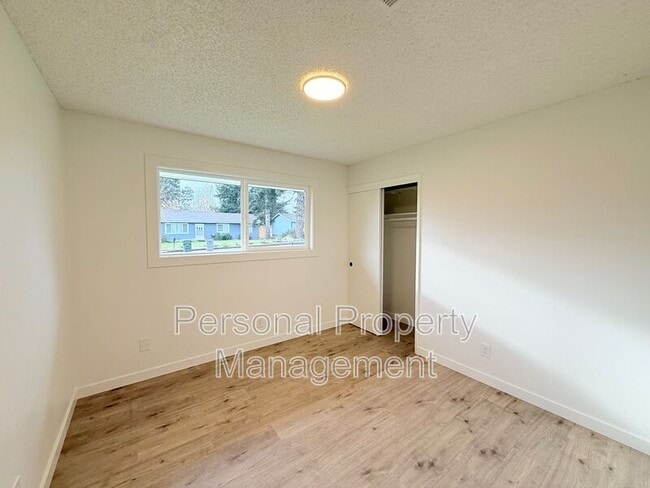 Building Photo - 12202 NE 2nd St