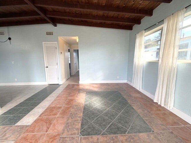 Building Photo - Beachside Bungalow in Ormond Beach!