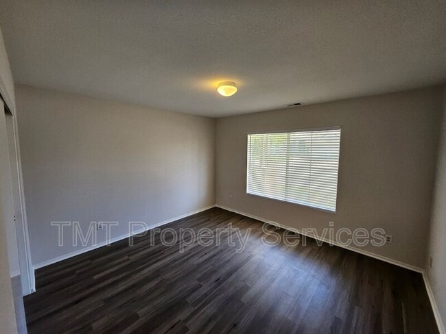 Building Photo - 3533 Des Moines Dr