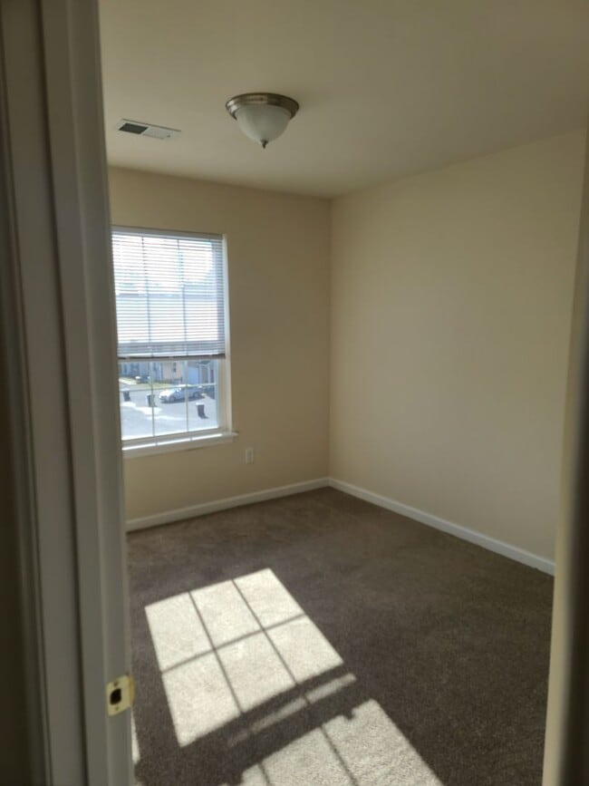 Building Photo - 3 Bedroom 2 1/2 bath ** End Unit** Townhome for Rent in Waynesboro