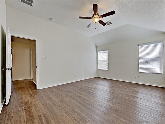 Building Photo - 16973 Scenic Knoll