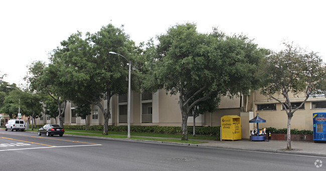 Building Photo - Oakmont Plaza