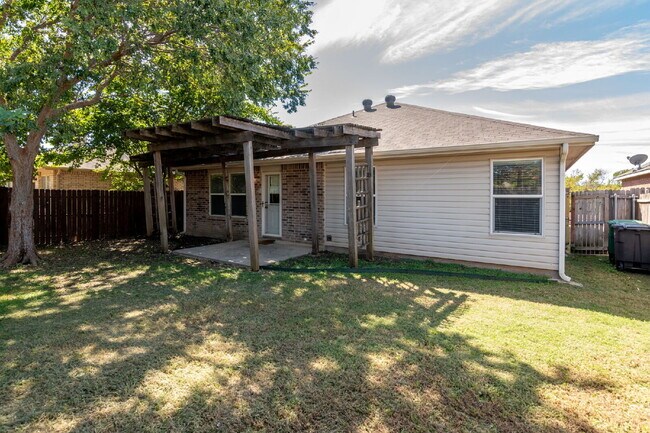 Building Photo - "Beautiful 3-Bedroom, 2-Bath Home with Ope...