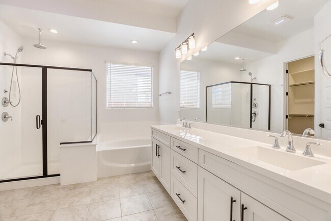 Building Photo - 8723 W Vista Ave