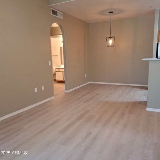 Building Photo - Charming 1 Bed 1 Bath Lower Level condo ++...