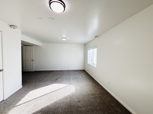 Building Photo - 1094 1825 W