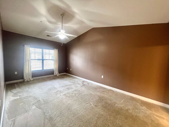 Building Photo - RENT SPECIAL! Beautiful 2 Bedroom 2 Bathro...