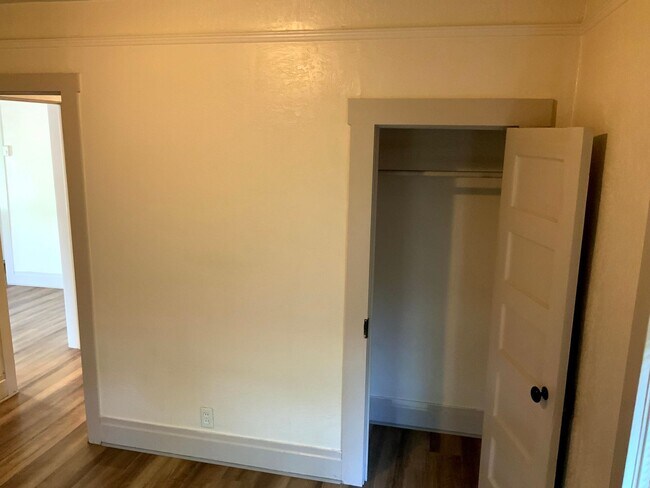 Building Photo - 2 Bedroom House in Springfield