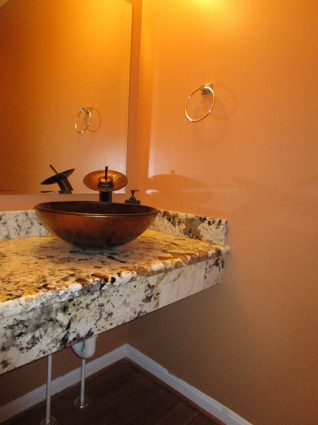 Building Photo - Large 4 Bedroom Townhouse in Gaithersburg!...