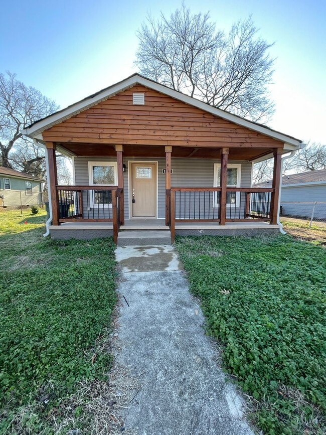 Building Photo - Centrally Located 3/2