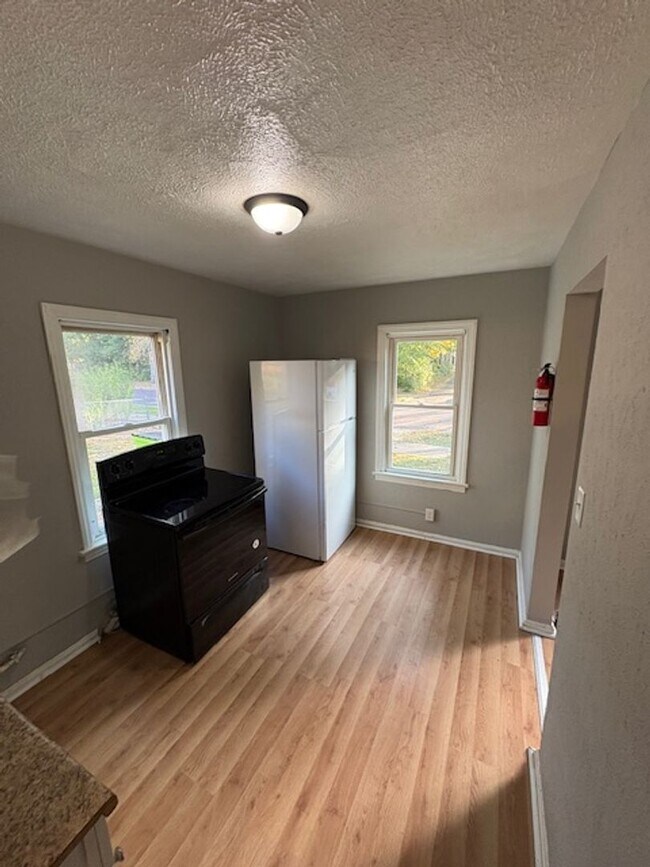 Building Photo - 1311 N Flora Ave