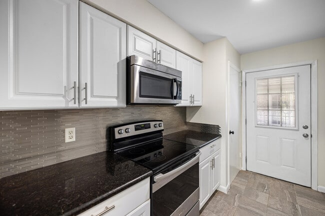 Building Photo - 115 Country Club Dr