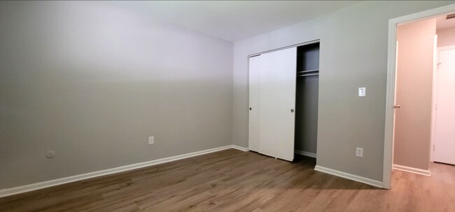 Building Photo - 3006-3008 Creekview Circle