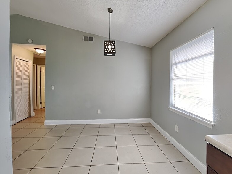 Building Photo - 907 19th St