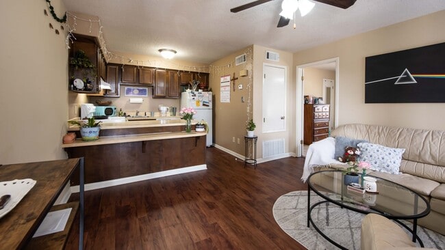 Building Photo - Hardy Manor Apartment Homes