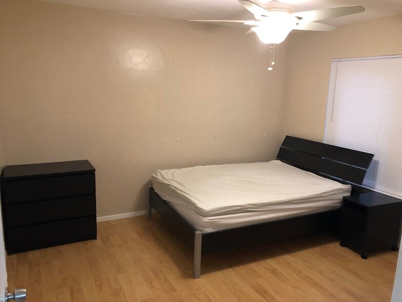 Furnished bedroom - 4000 SW 23rd